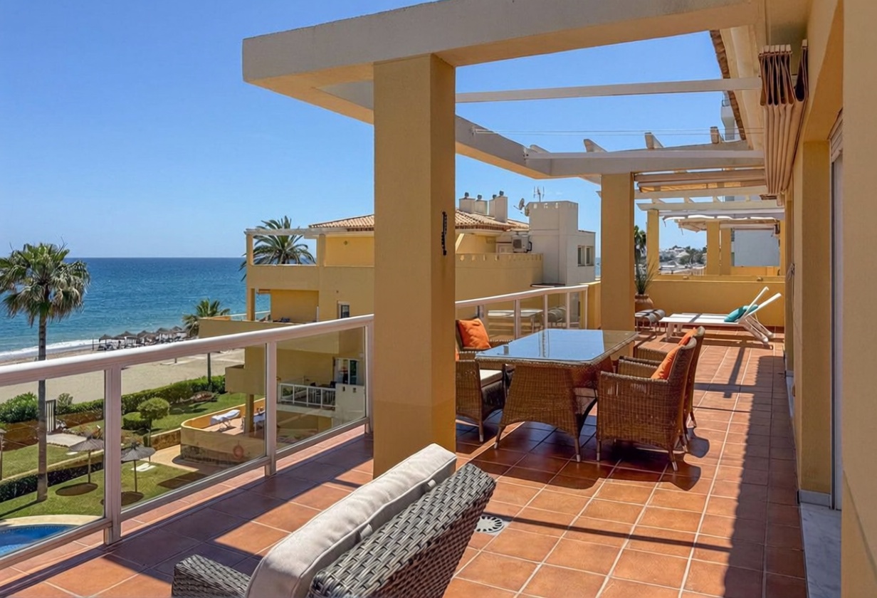 Ático en primera línea de mar en Mijas