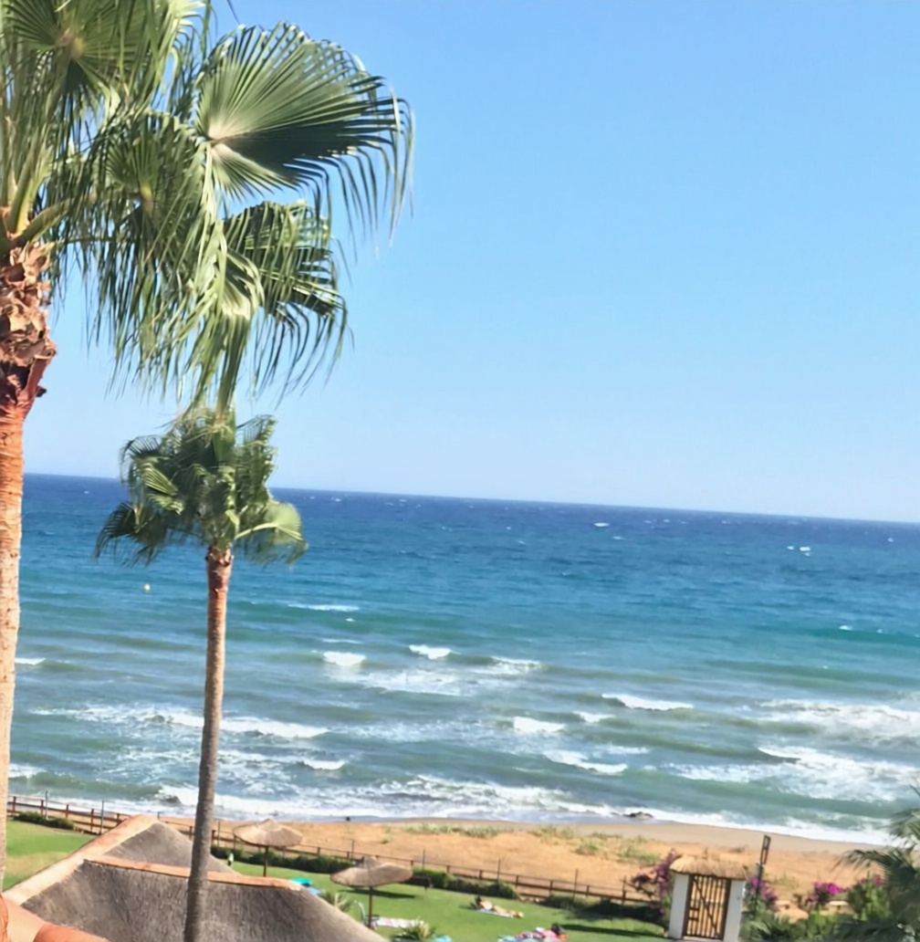 Piso en primera línea de playa en Mijas — Vista mar