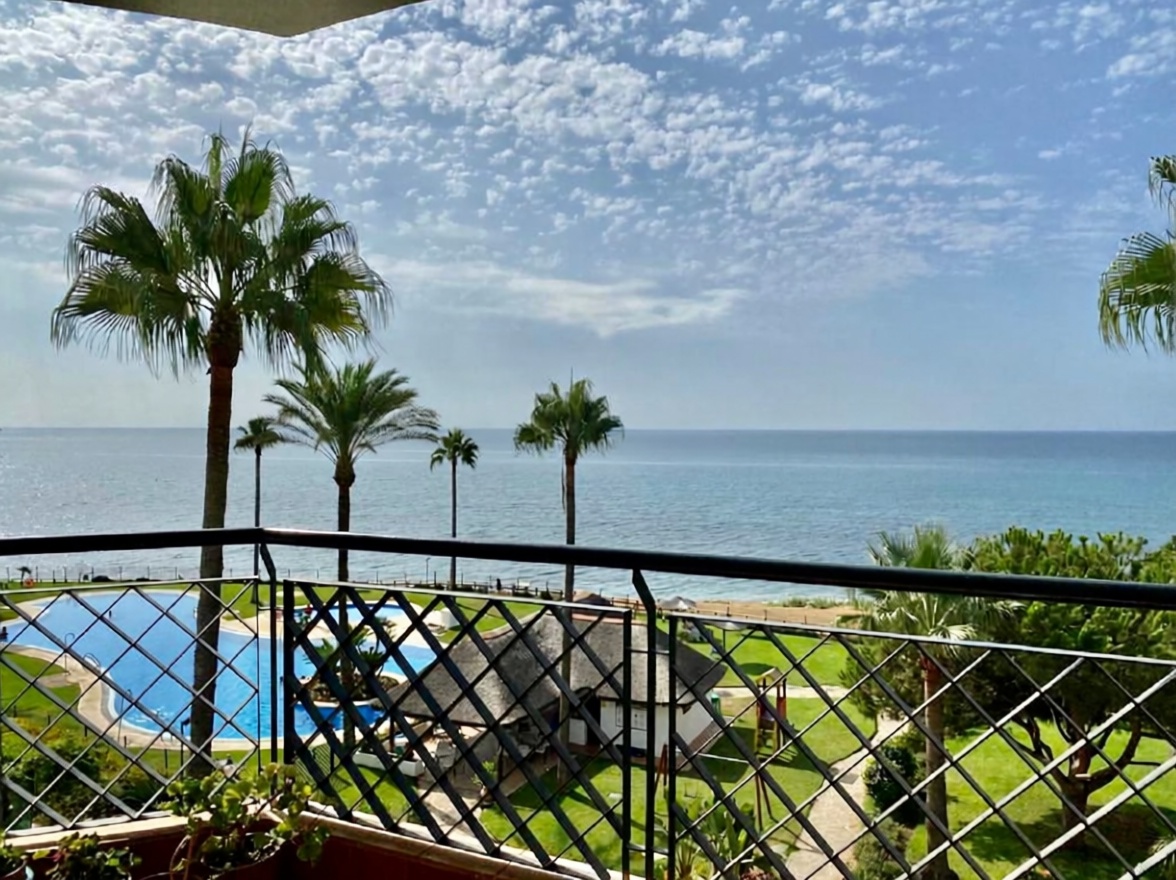 Piso en primera línea de playa en Mijas