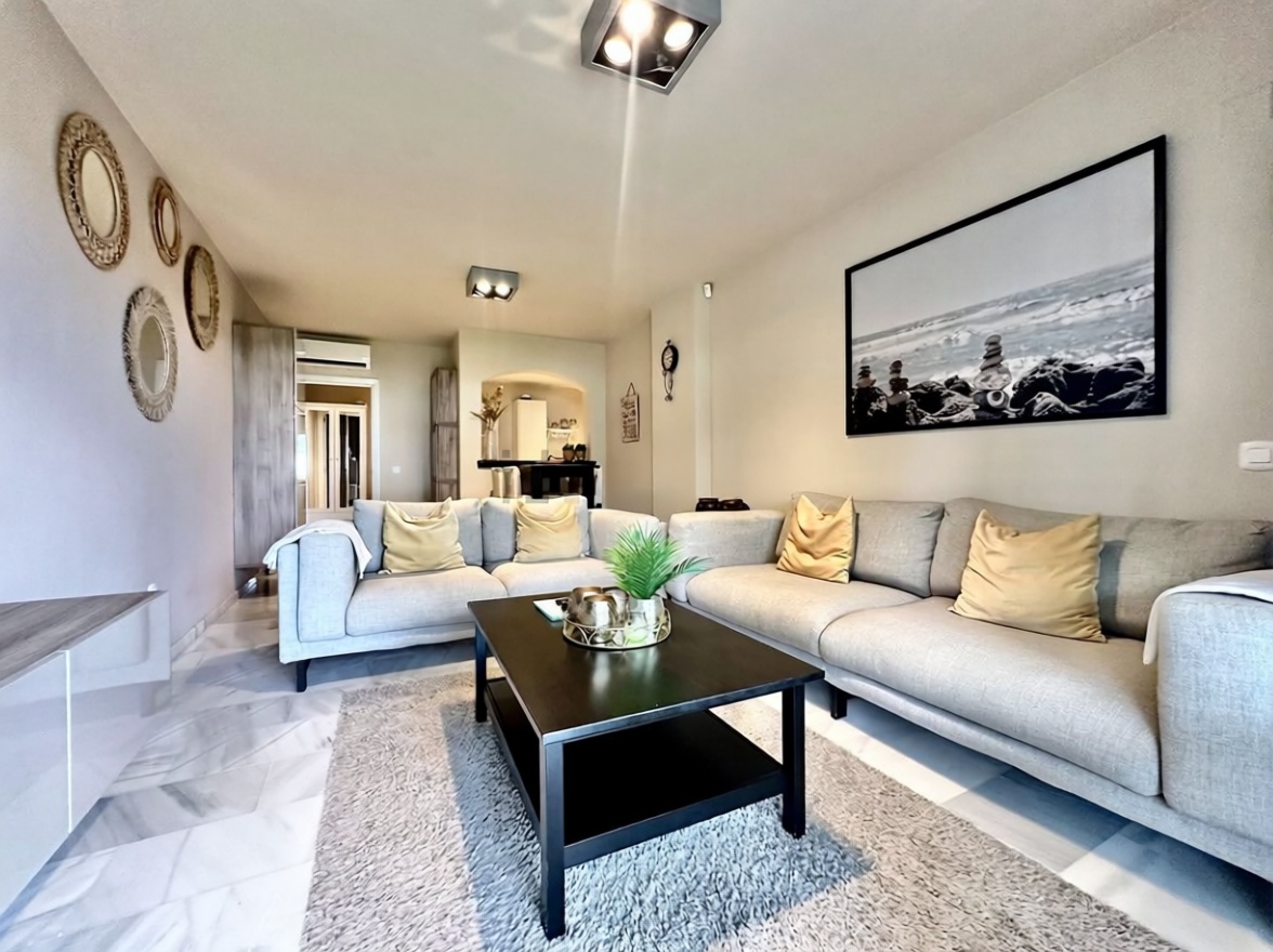 Appartement en première ligne de plage à Mijas — Séjour