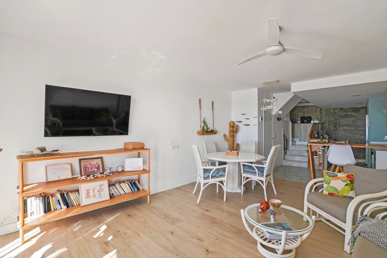 Duplex en première ligne de plage à Mijas — Séjour