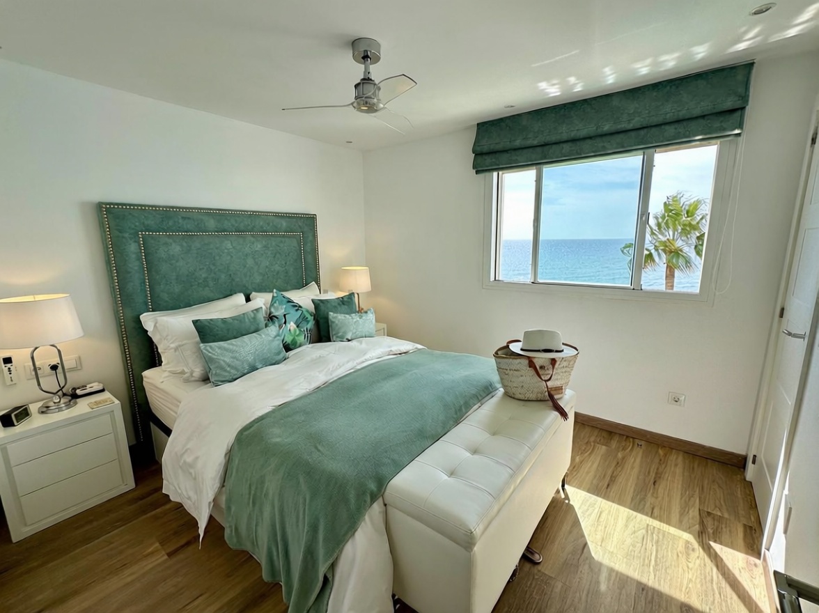 Piso en primera línea de playa en Mijas — Dormitorio