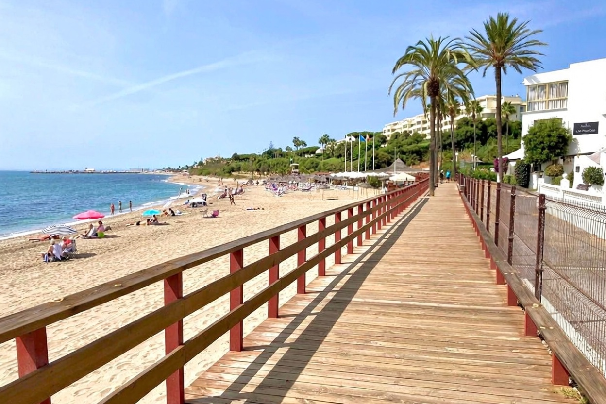 Piso en primera línea de playa en Mijas — Vista mar