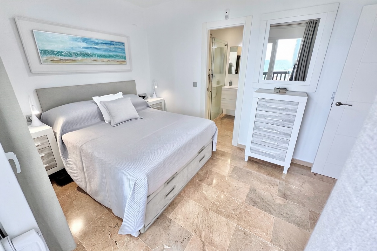 Piso en primera línea de playa en Mijas — Dormitorio
