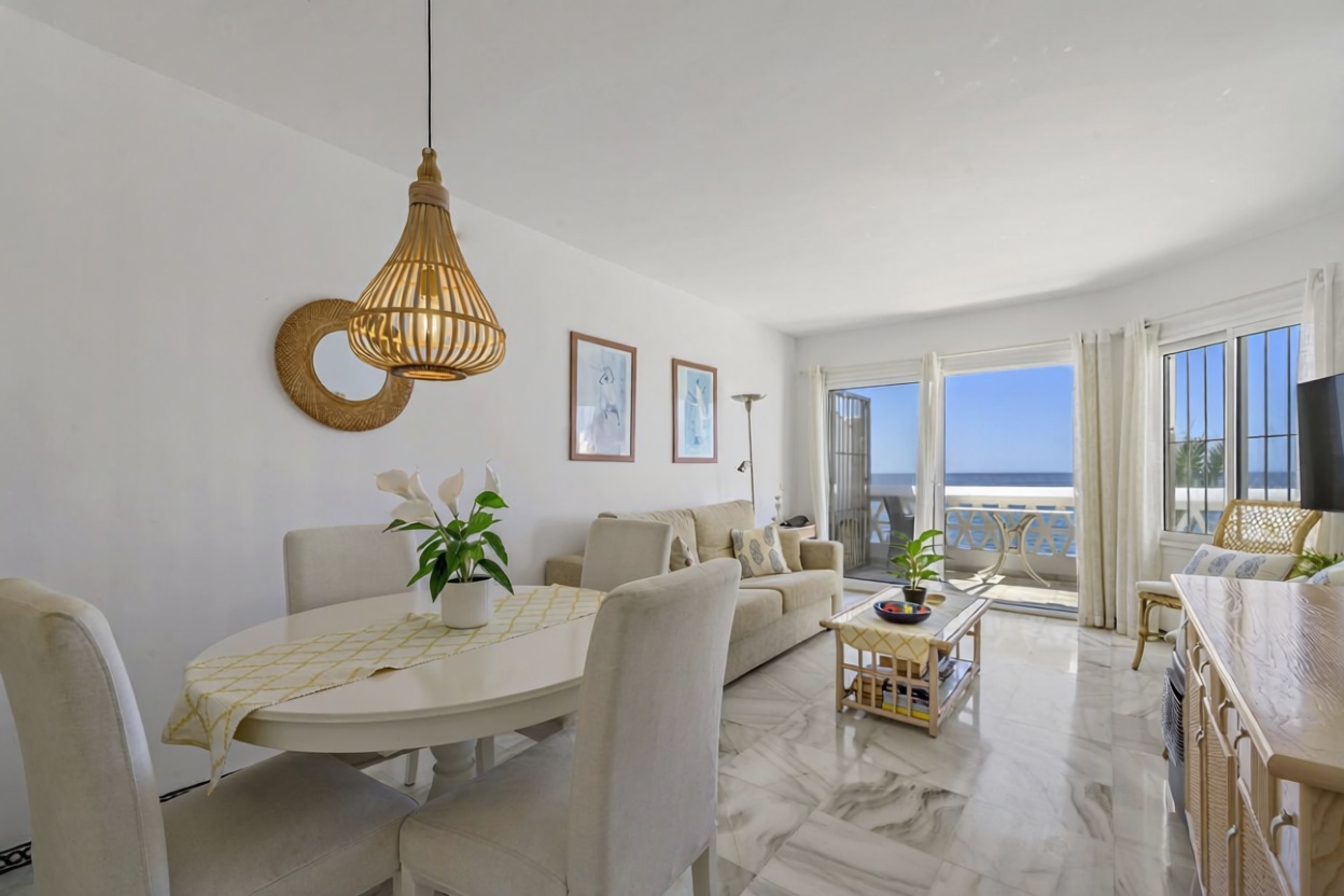 Ático en primera línea de mar en Mijas — Salón