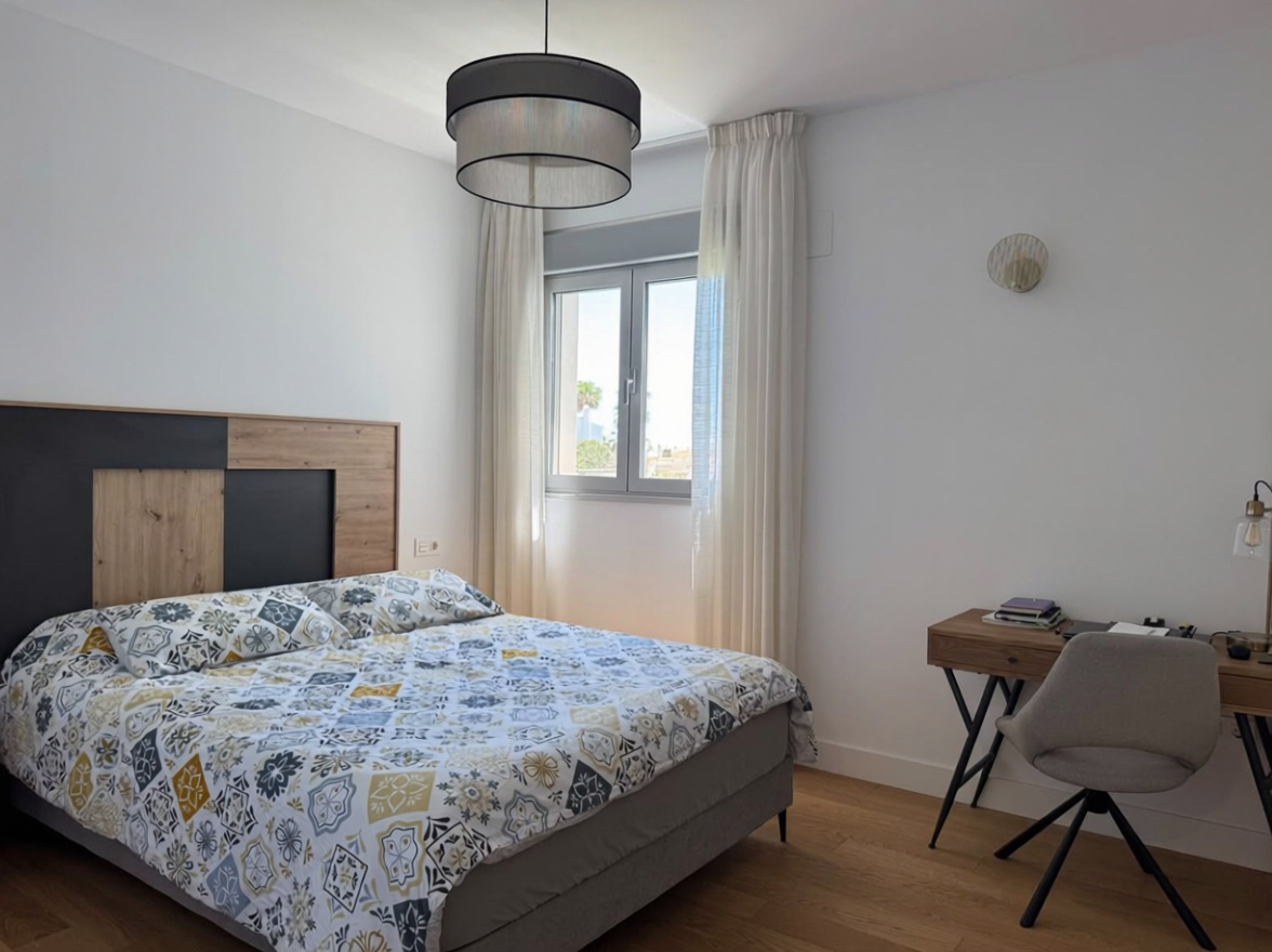 Piso en primera línea de playa en Mijas — Dormitorio
