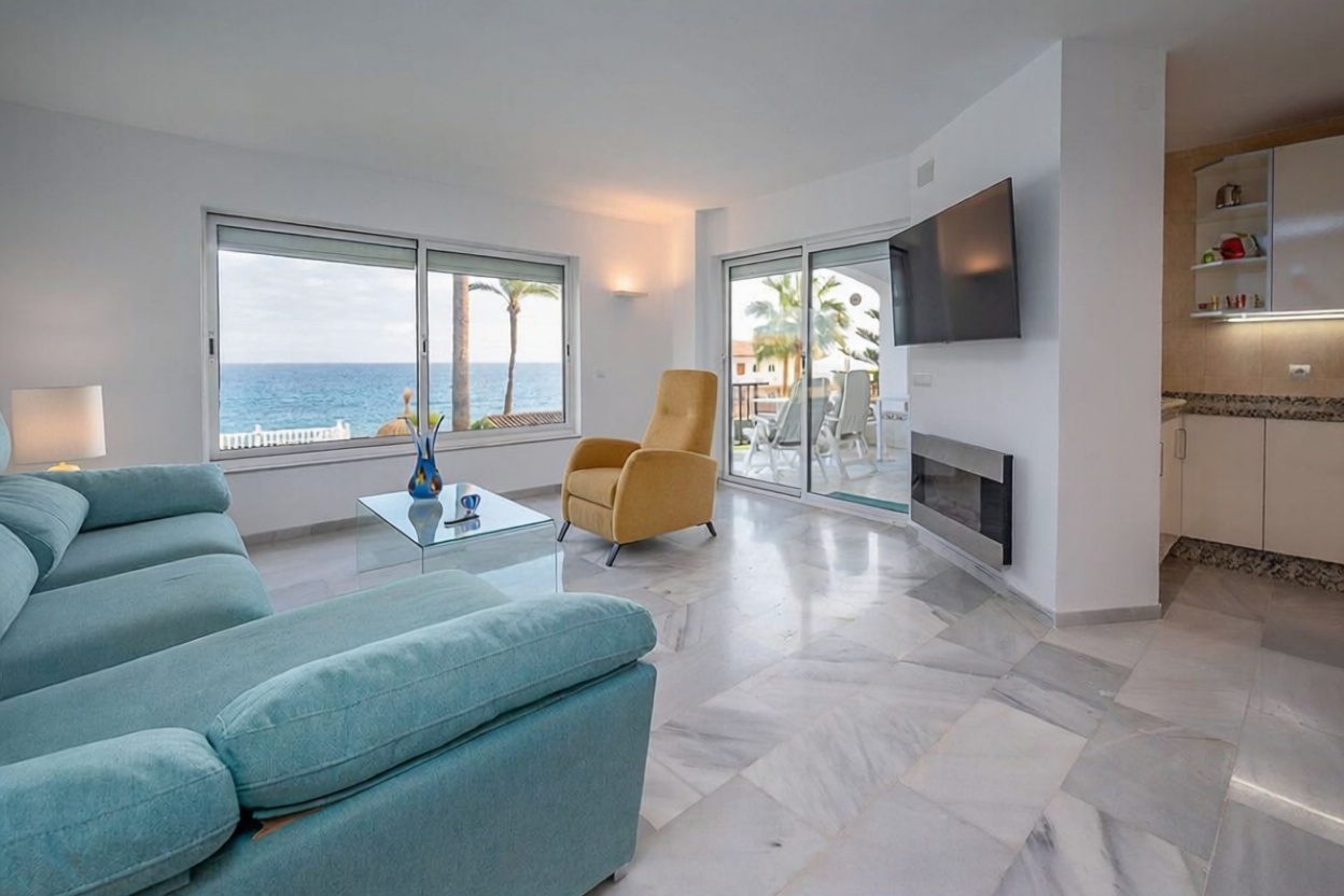 Appartement en première ligne de plage à Mijas — Séjour