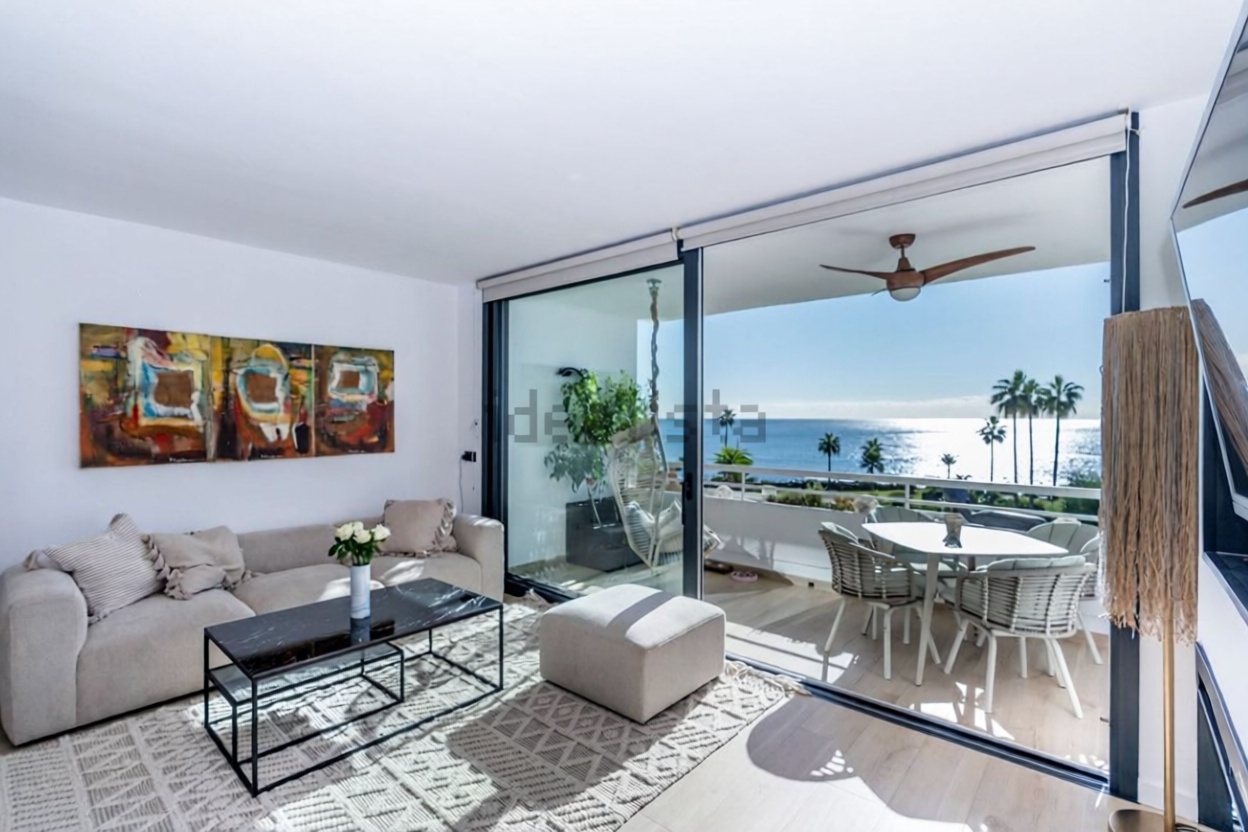 Piso en primera línea de playa en Mijas — Salón