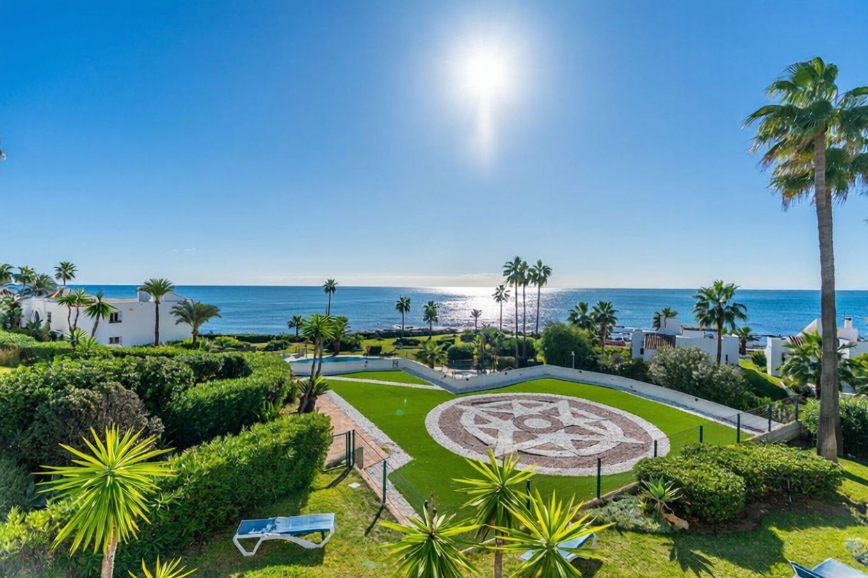 Piso en primera línea de playa en Mijas — Vista mar