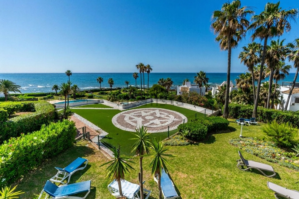 Piso en primera línea de playa en Mijas — Vista mar