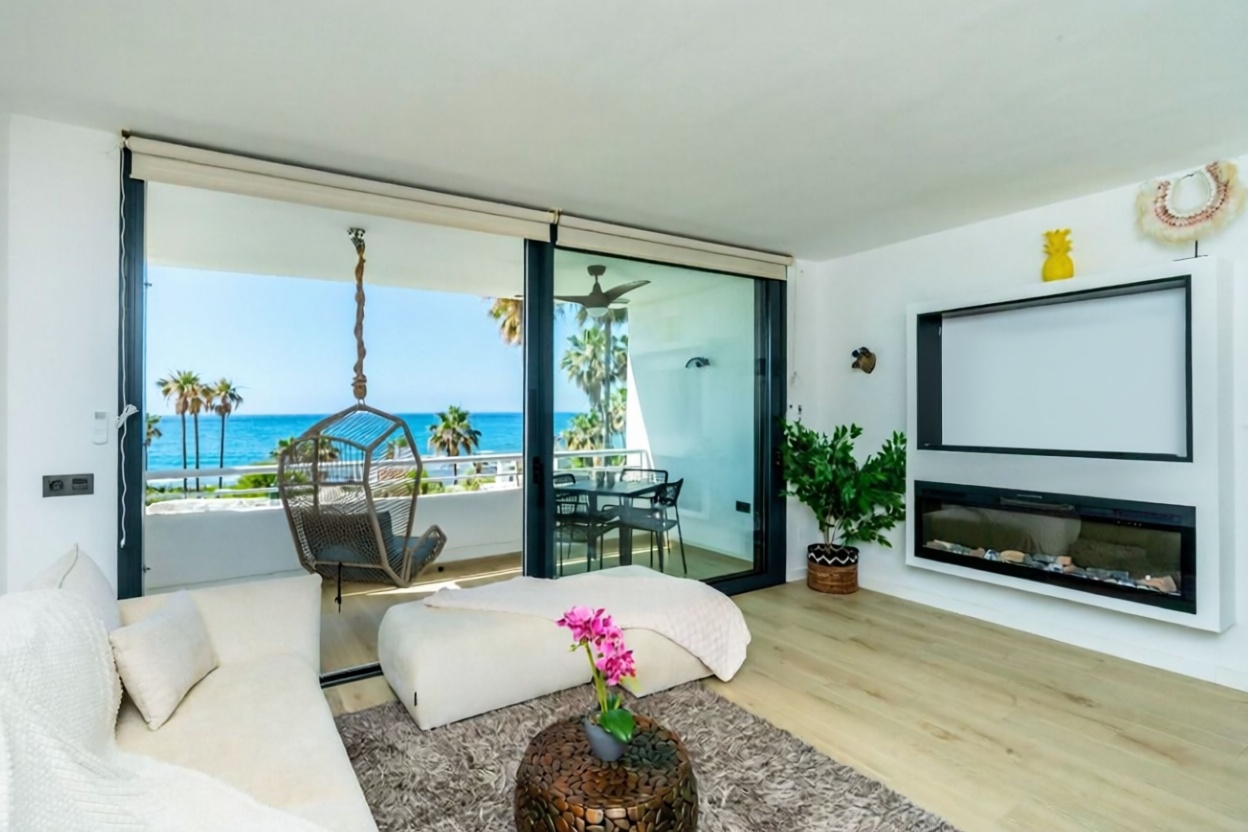 Piso en primera línea de playa en Mijas — Salón
