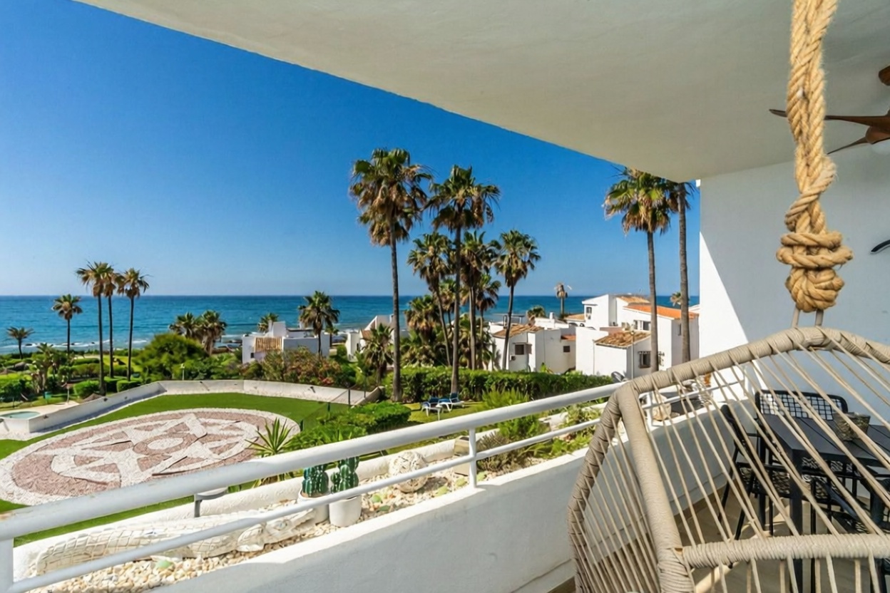 Piso en primera línea de playa en Mijas