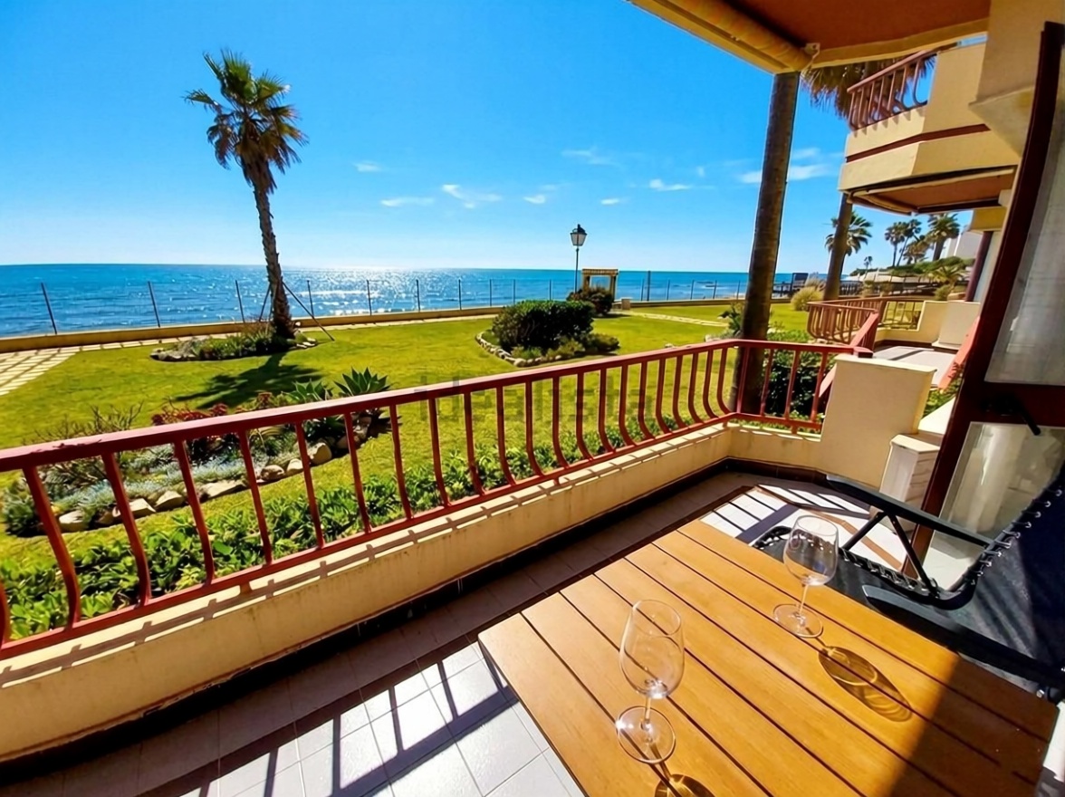 Piso en primera línea de playa en Mijas