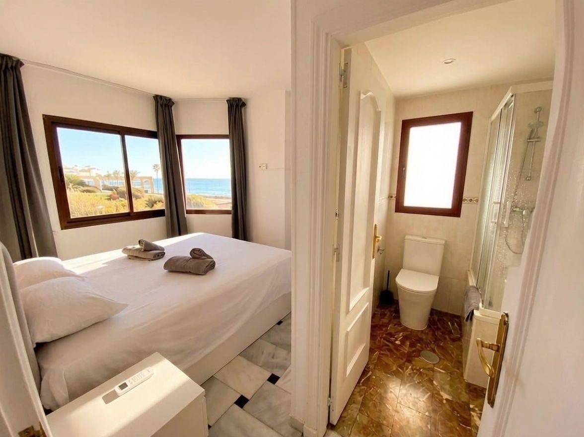 Piso en primera línea de playa en Mijas — Dormitorio