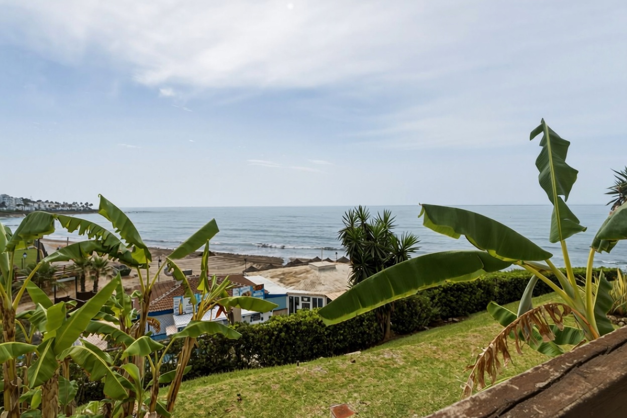 Piso en primera línea de playa en Mijas — Vista mar
