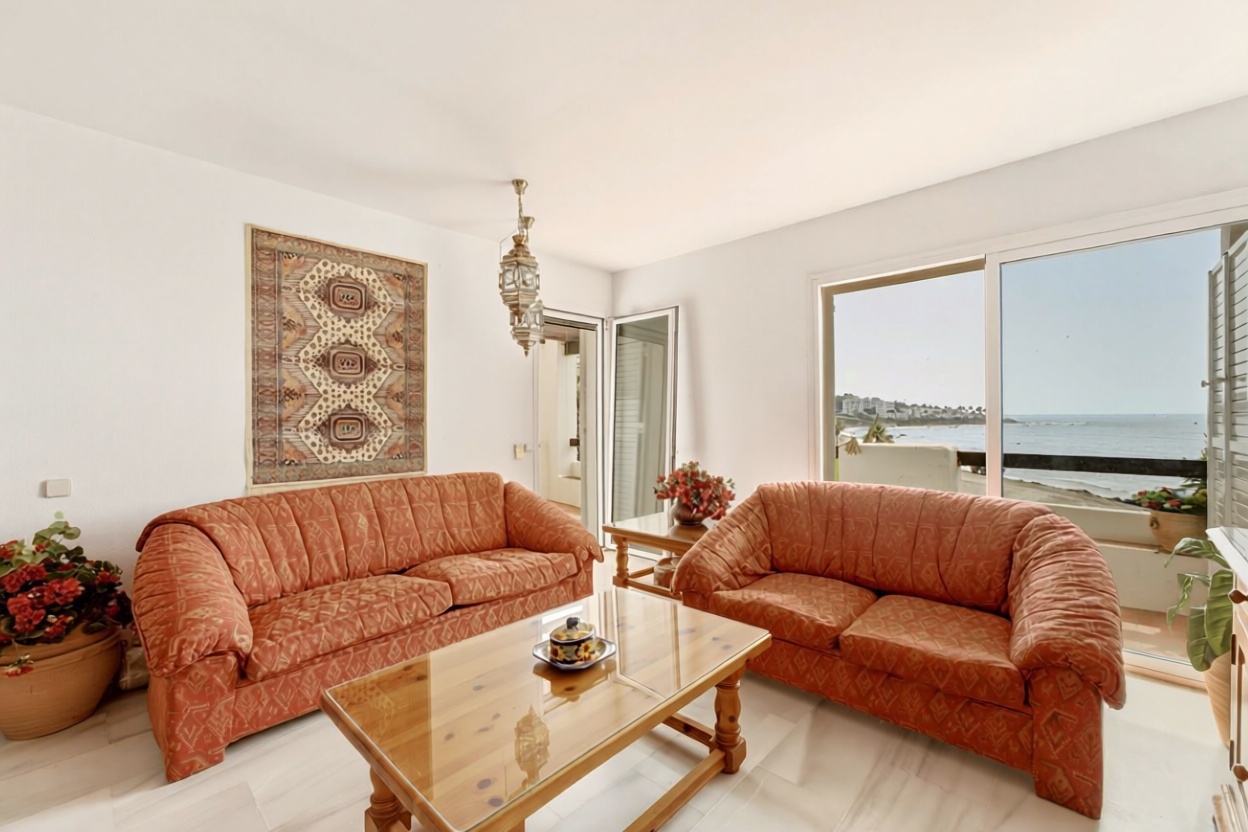 Piso en primera línea de playa en Mijas — Salón
