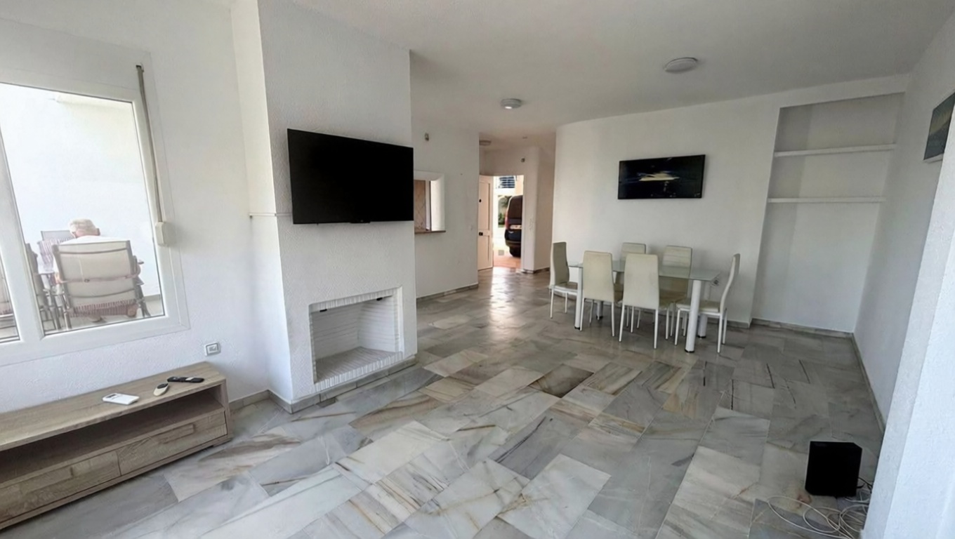 Duplex en première ligne de plage à Mijas — Séjour