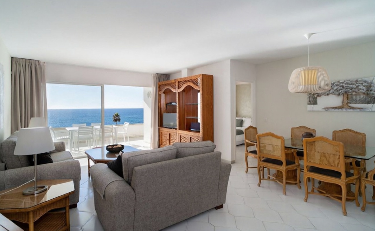 Piso en primera línea de playa en Mijas — Salón