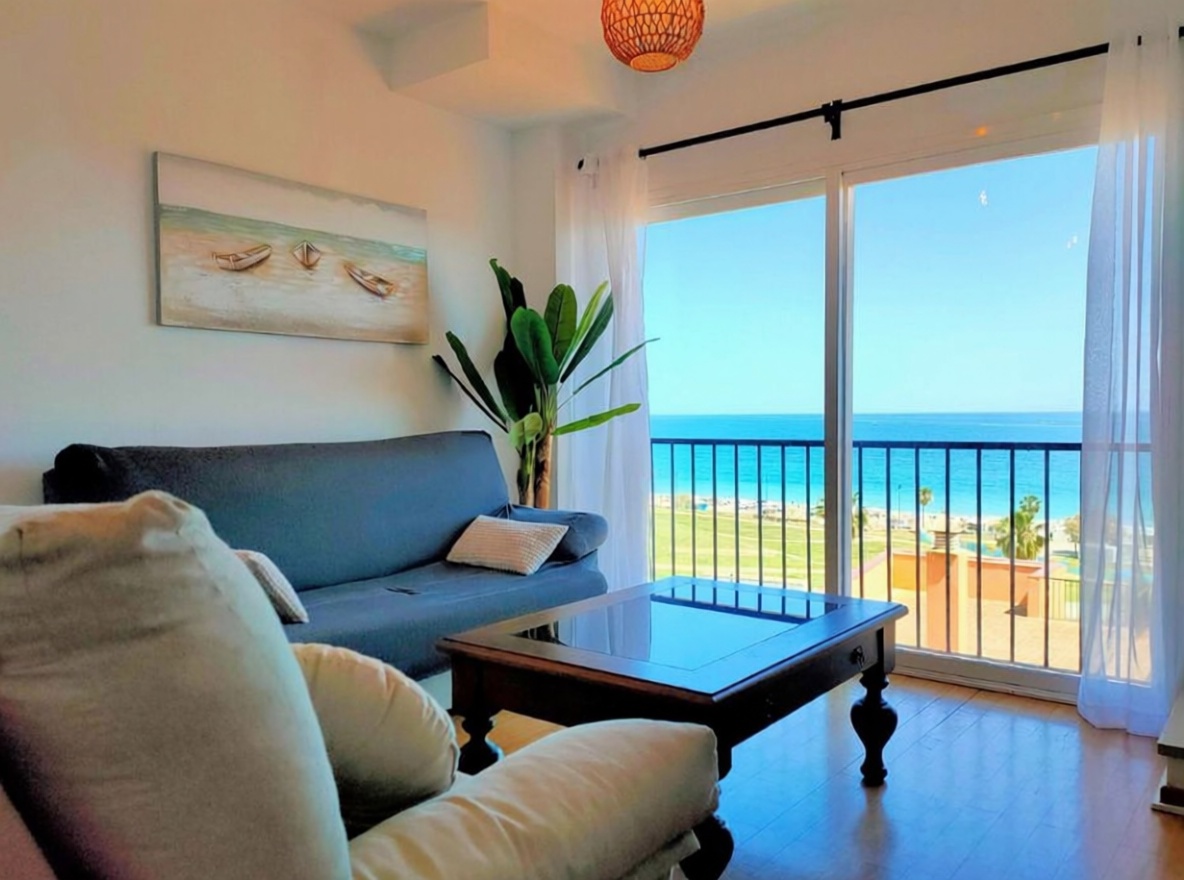 Ático en primera línea de mar en Fuengirola — Salón