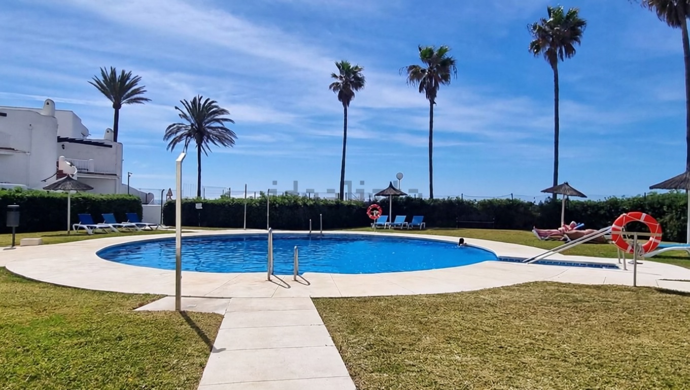 Студия первая линия пляжа в Mijas — Бассейн