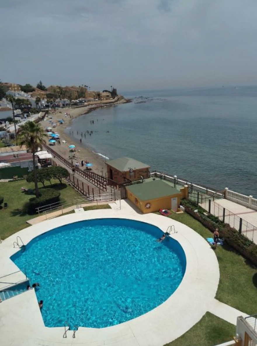 Piso en primera línea de playa en Mijas