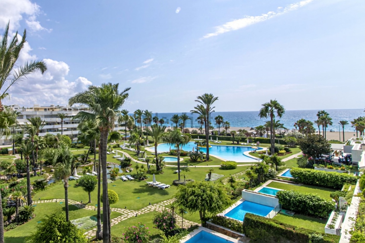 Beachfront flat in Marbella — Sea view