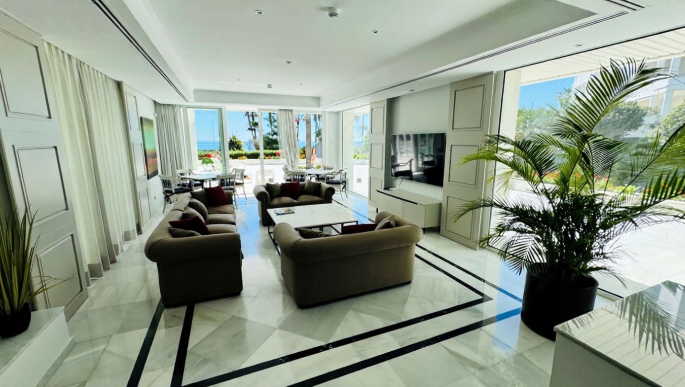 Beachfront flat in Marbella — Living room