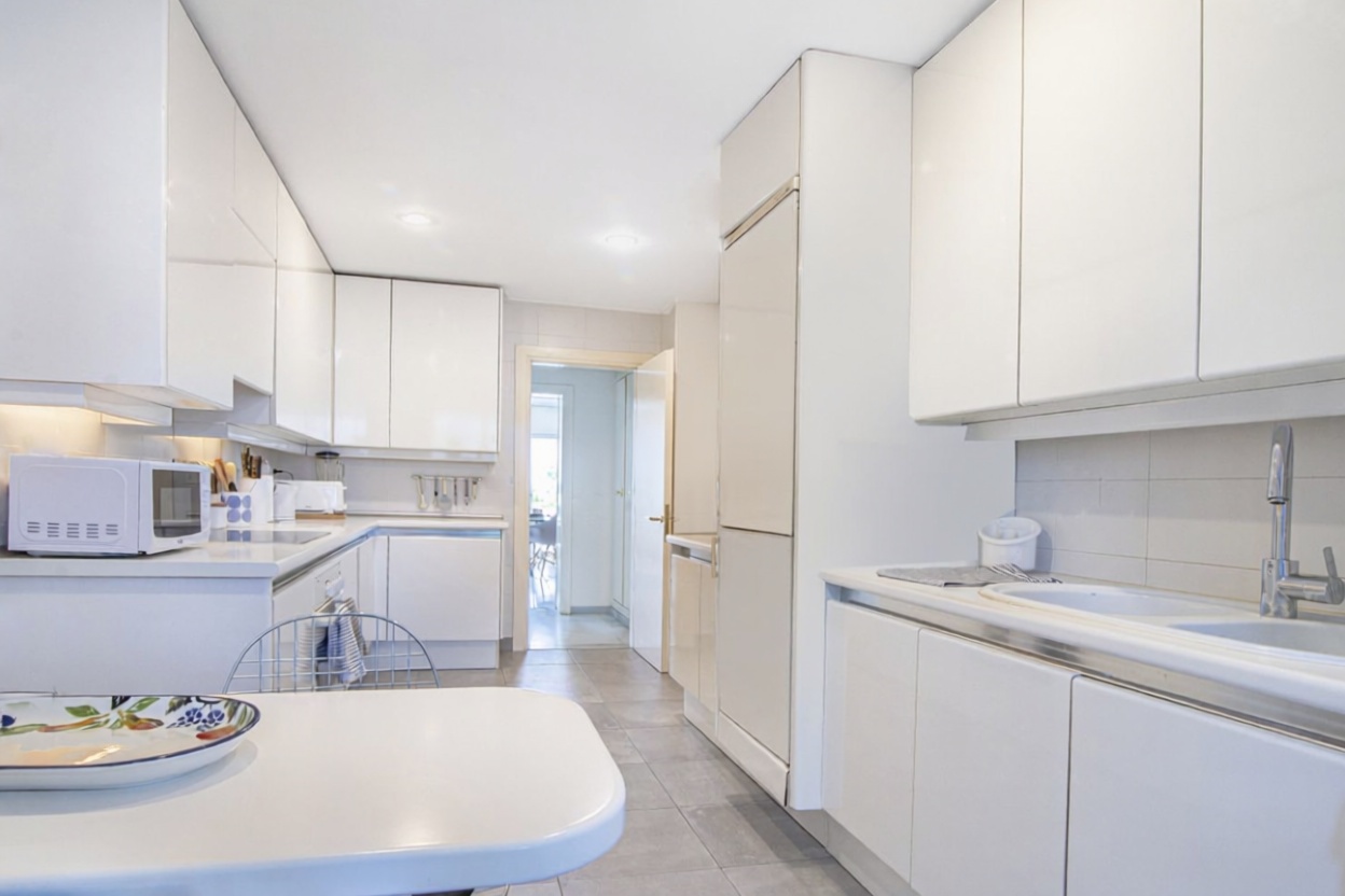 Beachfront flat in Marbella — Kitchen