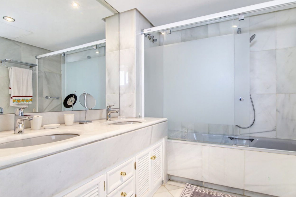 Beachfront flat in Marbella — Bathroom