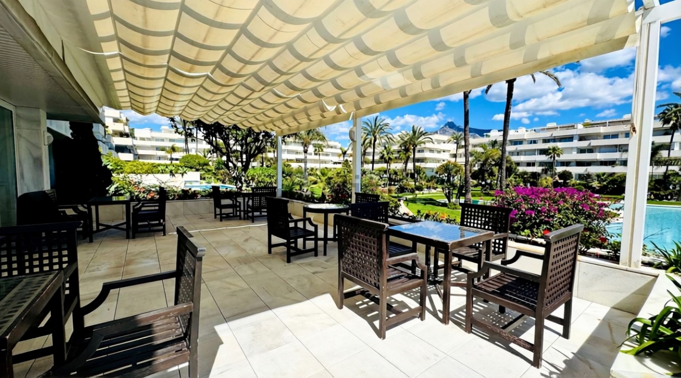Beachfront flat in Marbella — Terrace