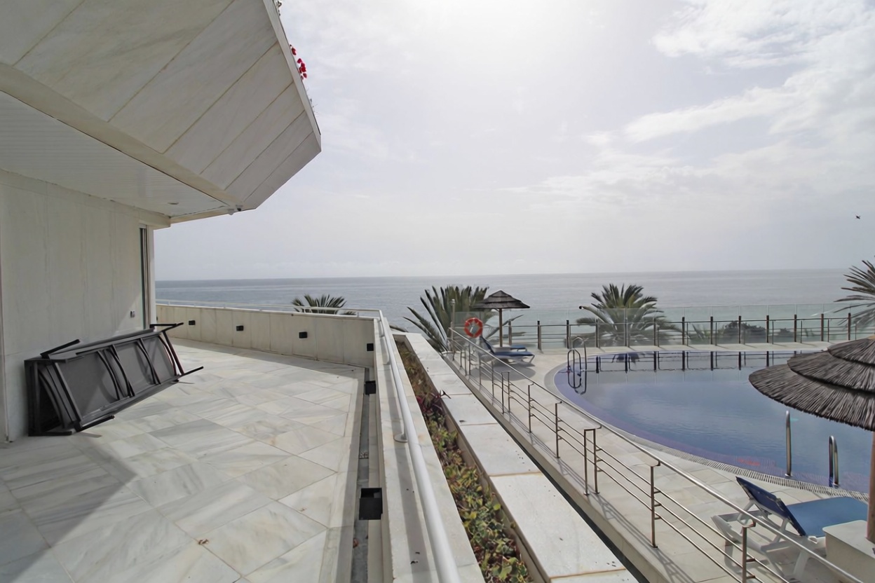 Beachfront flat in Marbella — Sea terrace
