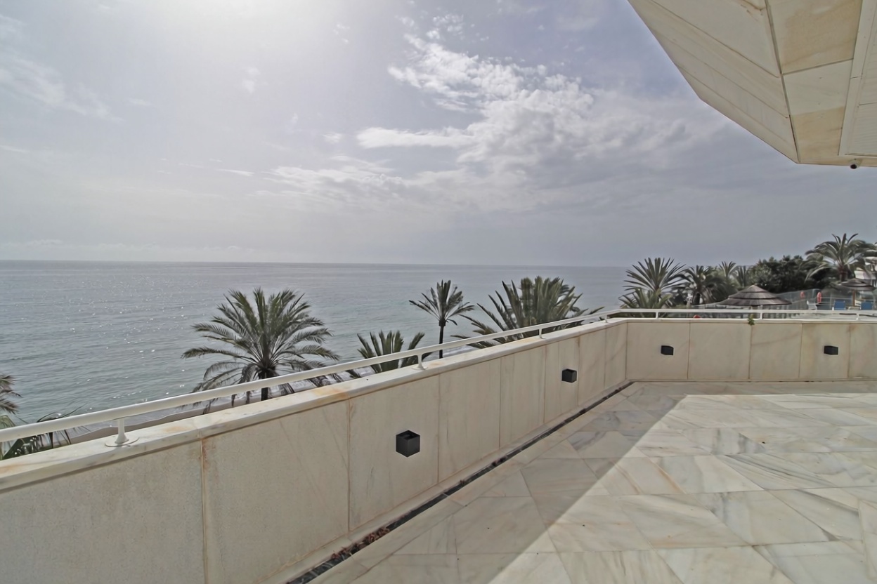 Beachfront flat in Marbella — Sea terrace