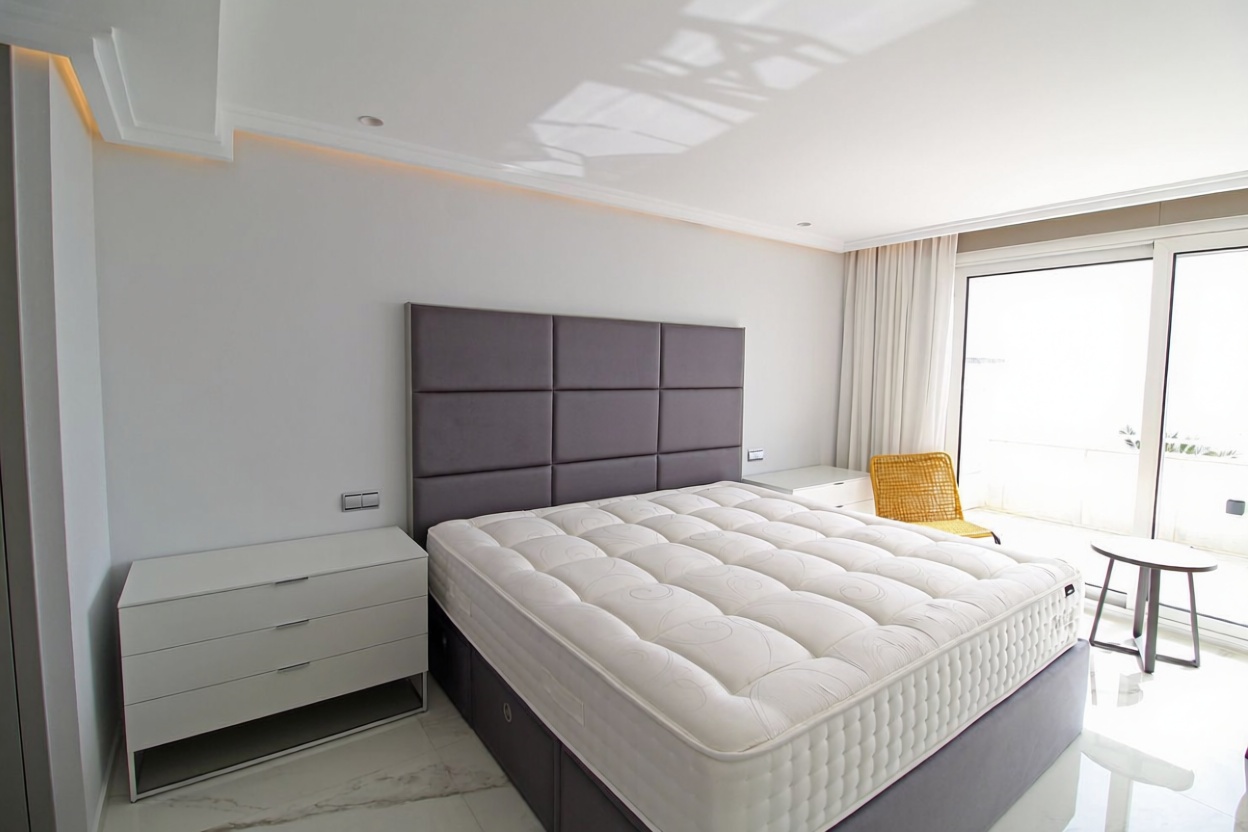 Beachfront flat in Marbella — Bedroom