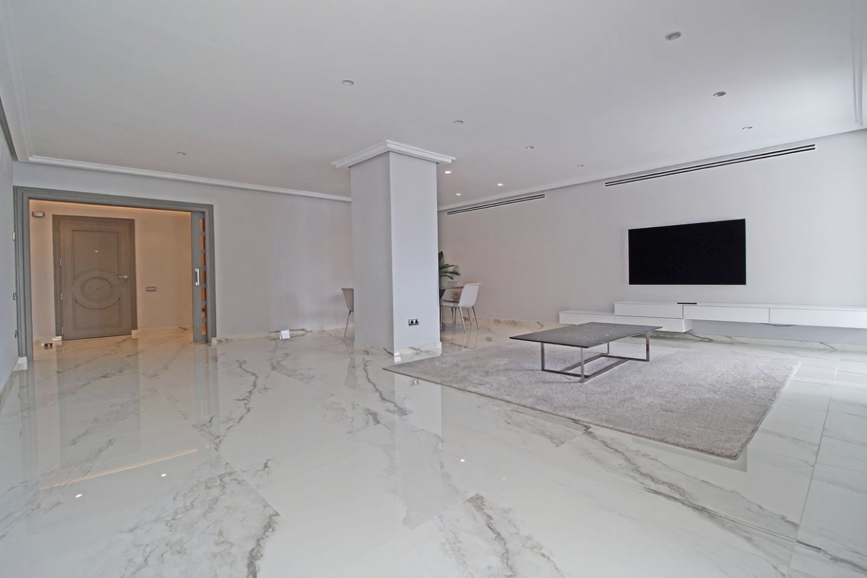Beachfront flat in Marbella — Living room