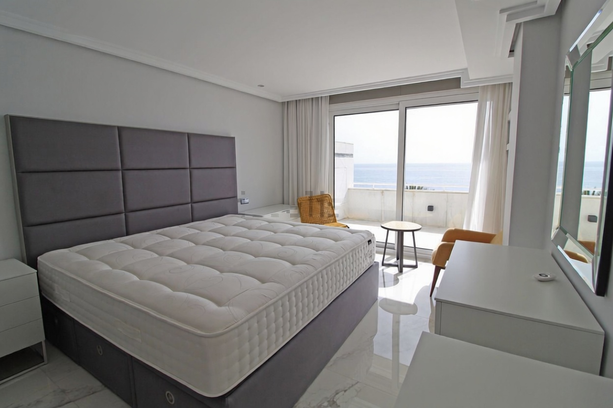 Beachfront flat in Marbella — Bedroom