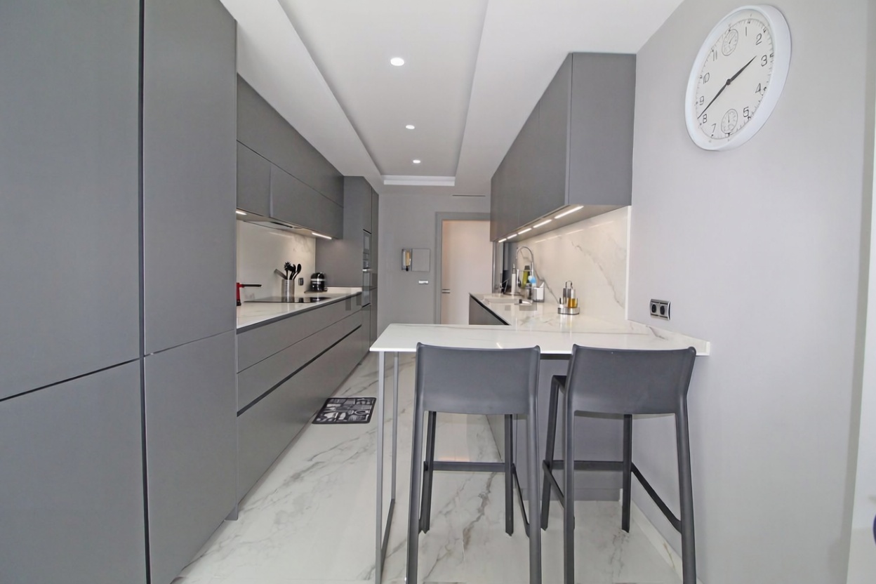 Beachfront flat in Marbella — Kitchen