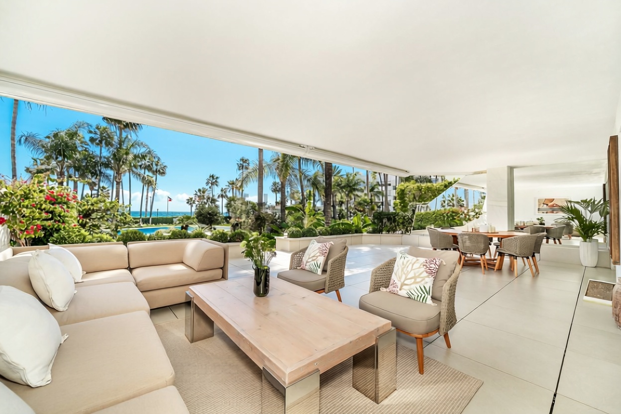 Beachfront flat in Marbella — Sea terrace