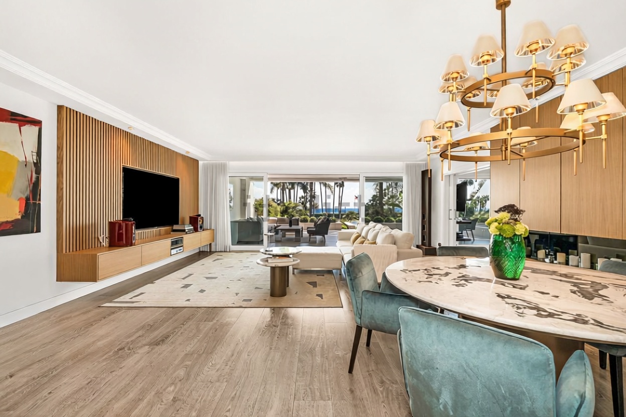 Beachfront flat in Marbella — Living room
