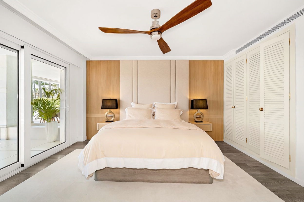 Beachfront flat in Marbella — Bedroom