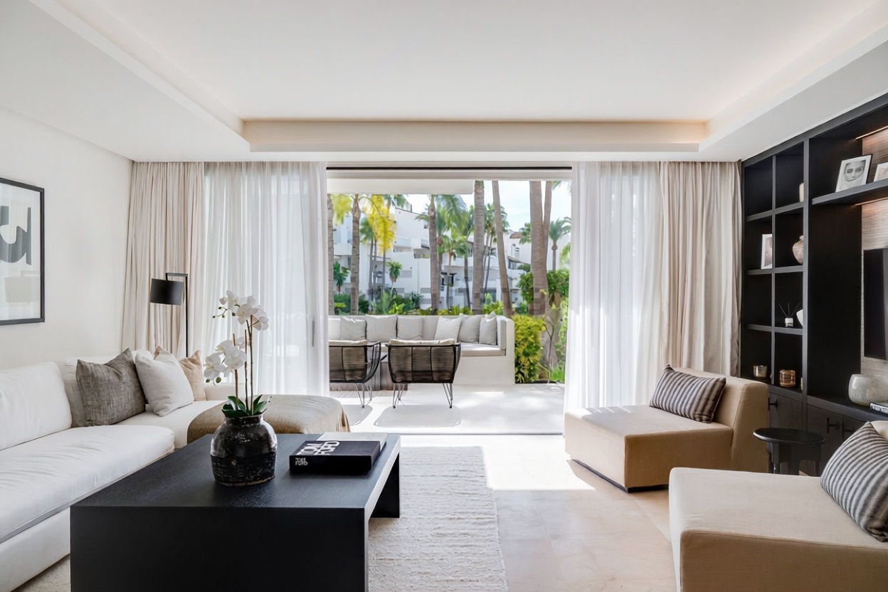Beachfront flat in Marbella — Living room