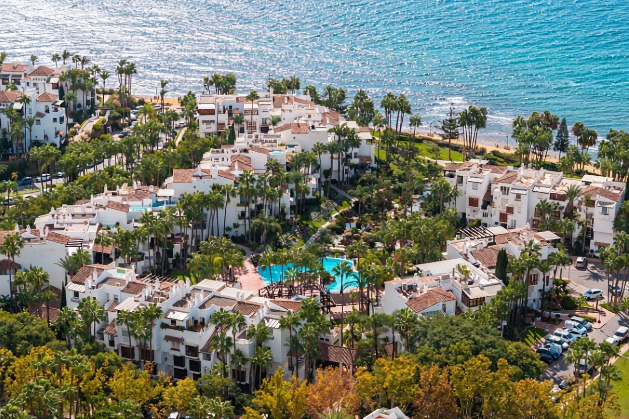 Beachfront flat in Marbella — Aerial