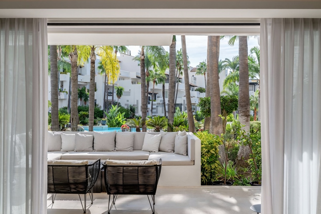 Beachfront flat in Marbella — Sea terrace