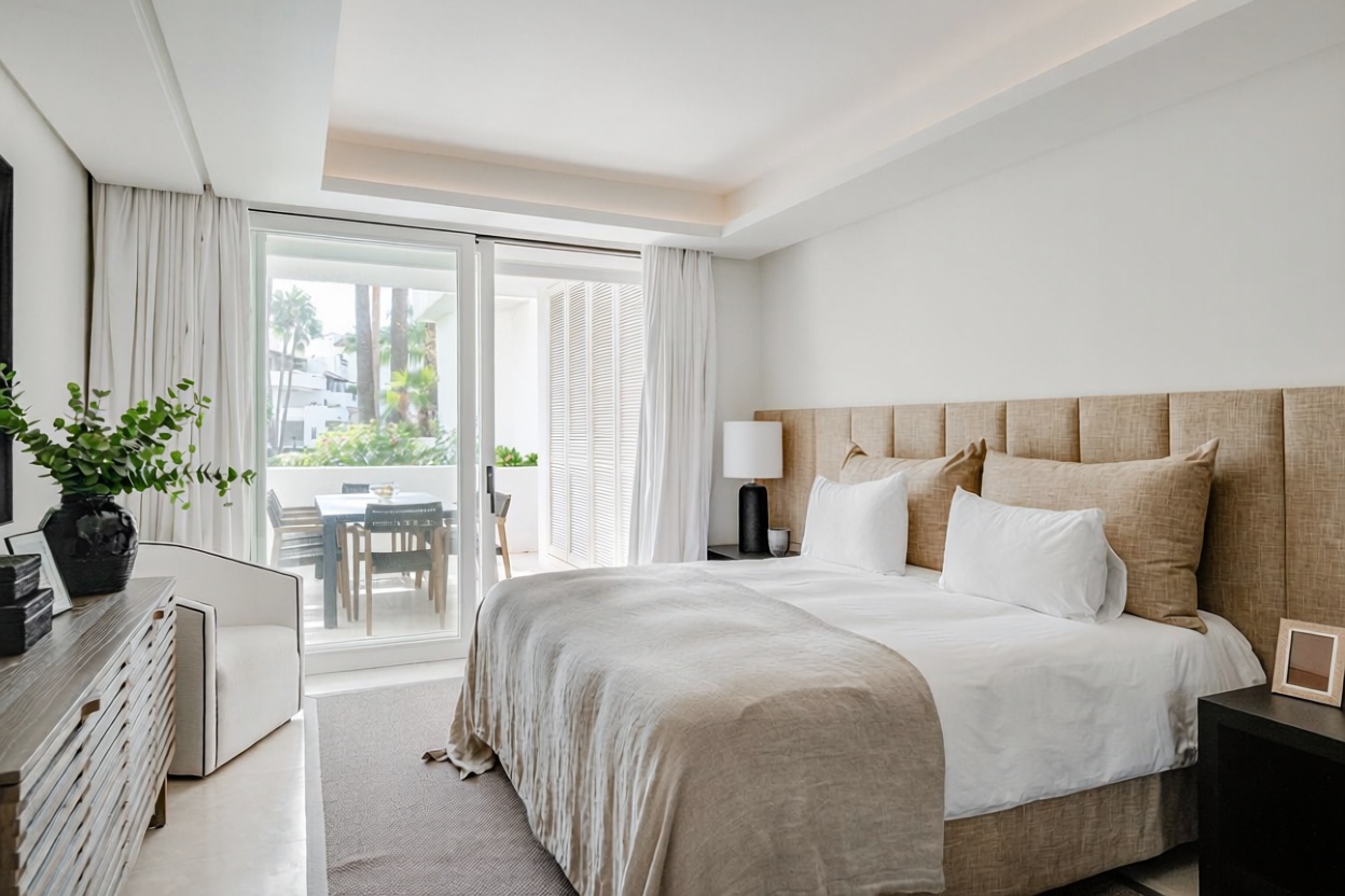 Beachfront flat in Marbella — Bedroom