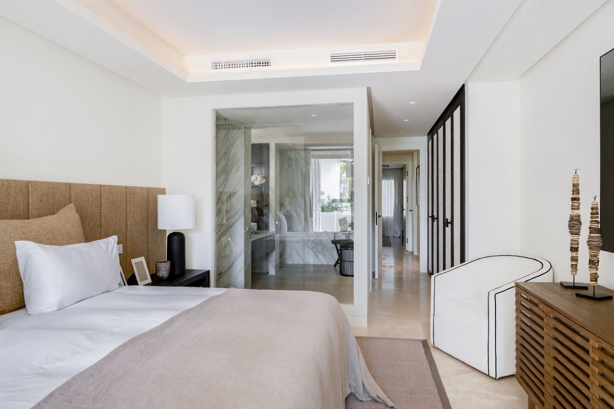 Beachfront flat in Marbella — Bedroom