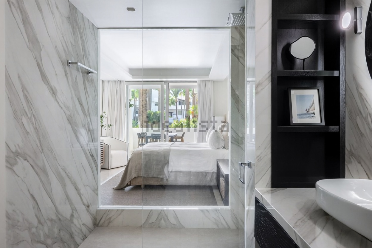 Beachfront flat in Marbella — Bathroom