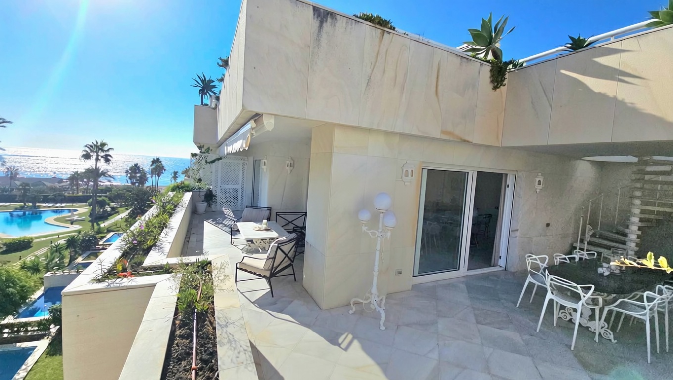 Beachfront duplex in Marbella — Sea terrace