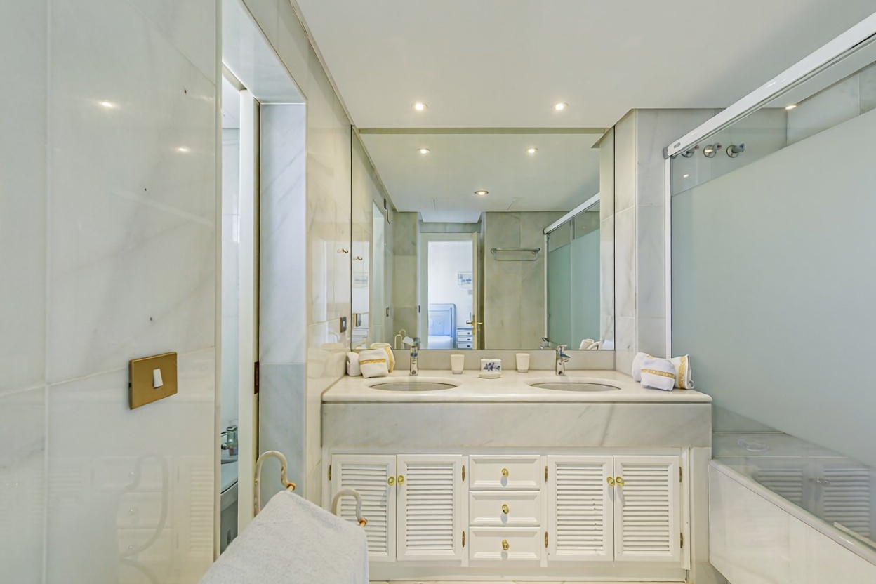 Beachfront duplex in Marbella — Bedroom