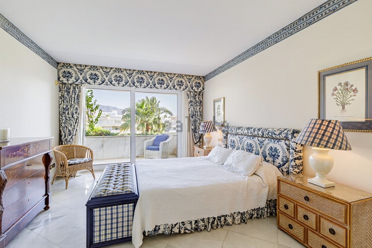 Beachfront duplex in Marbella — Bedroom
