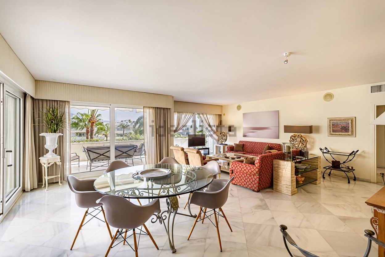 Beachfront duplex in Marbella — Living room