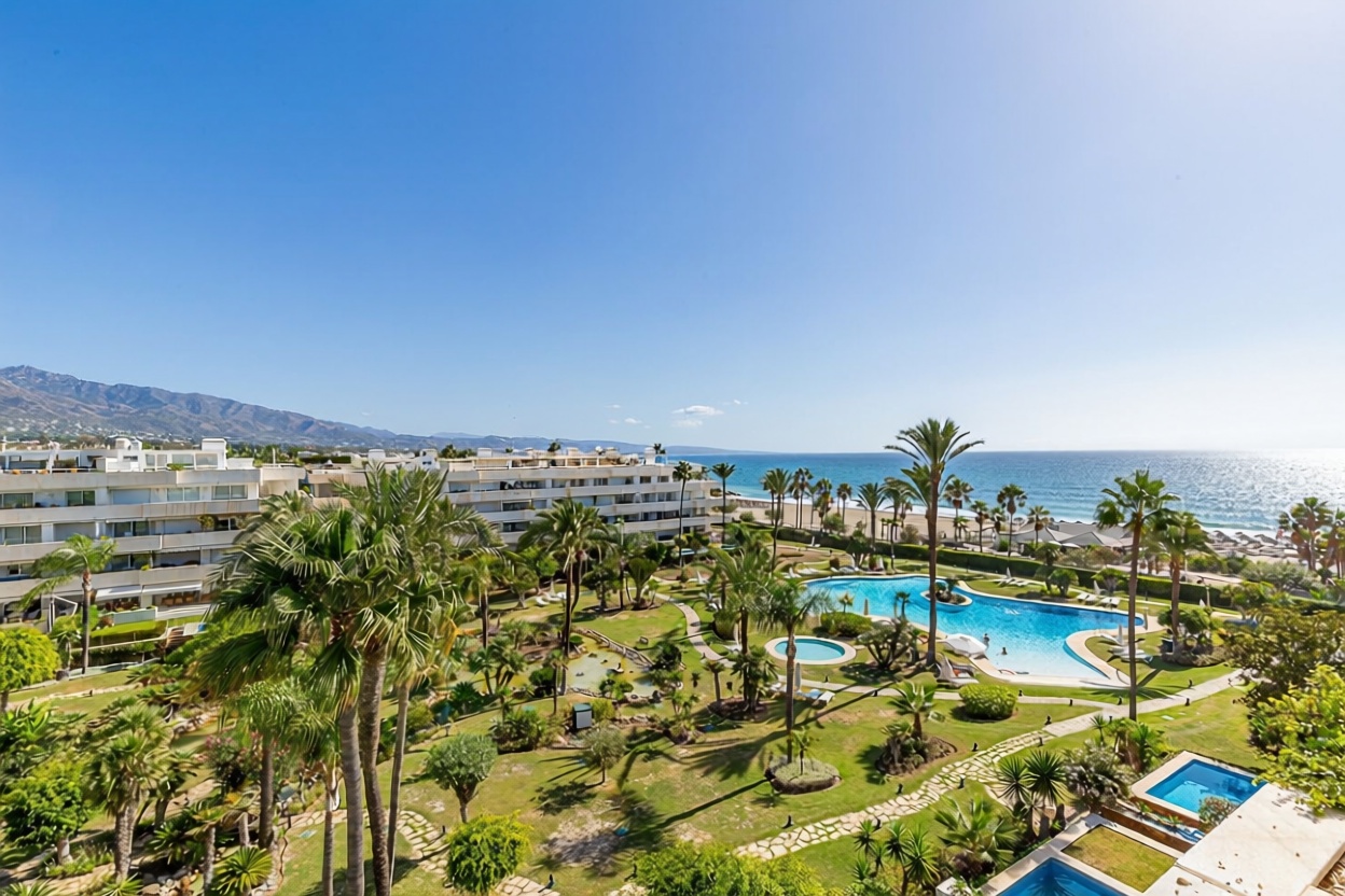 Beachfront flat in Marbella — Sea view